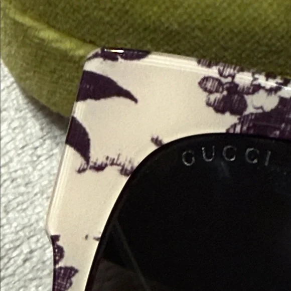 Gucci Black and Cream flower Sunglasses - Picture 6 of 6